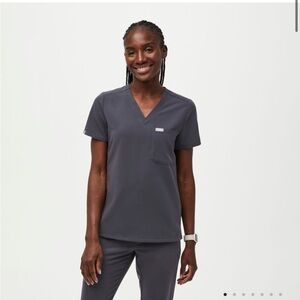 Figs Women’s Catarina One Pocket Scrub Top in Charcoal